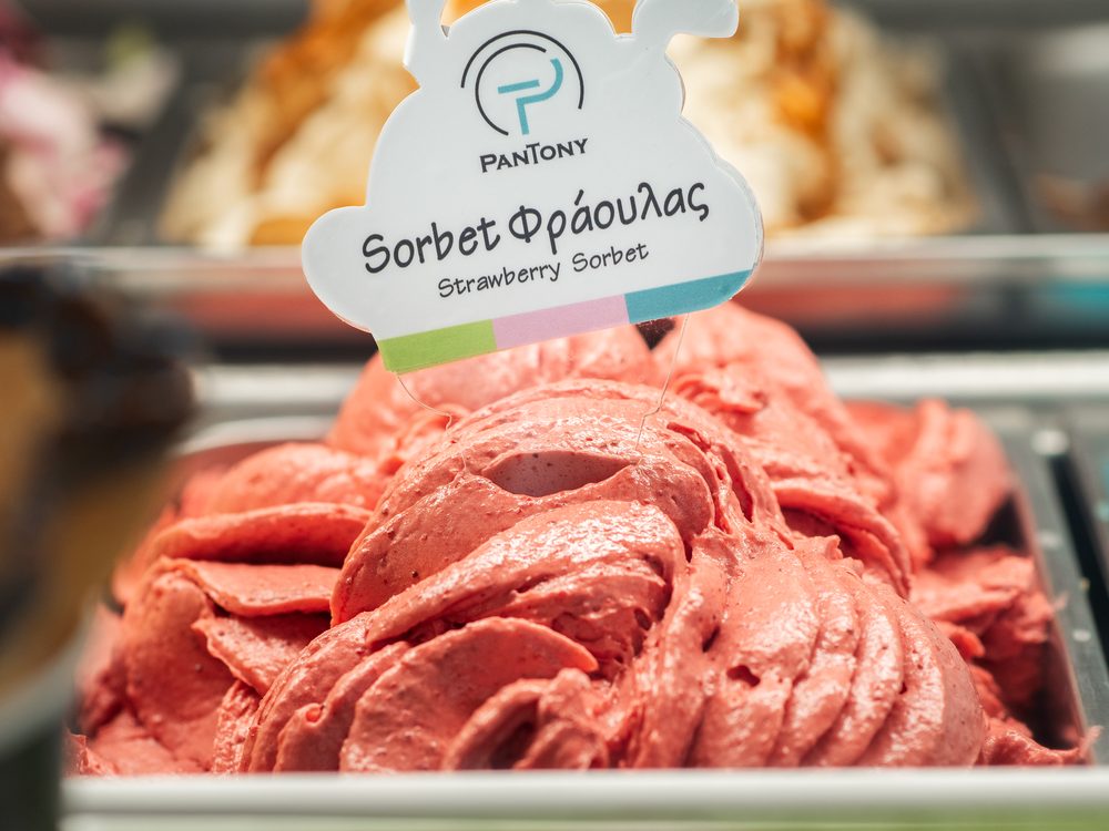 Βιτρίνα με χειροποίητο παγωτό sorbet φράουλας