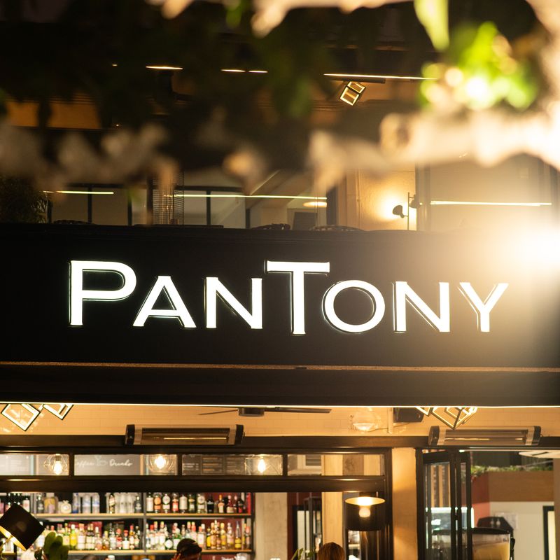 Η φωτεινή επιγραφή του PanTony το βράδυ