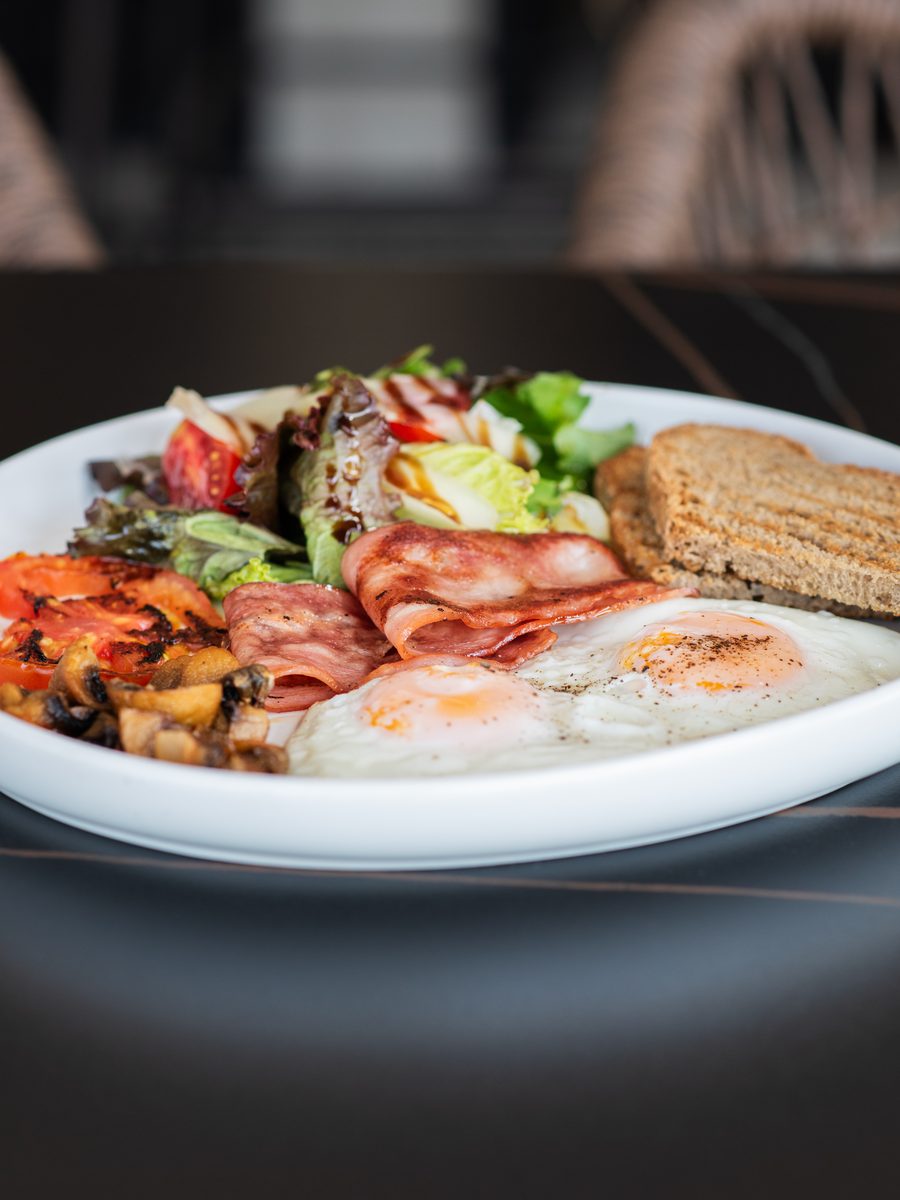 Πιάτο brunch με αυγά, μπέικον και σαλάτα στο PanTony