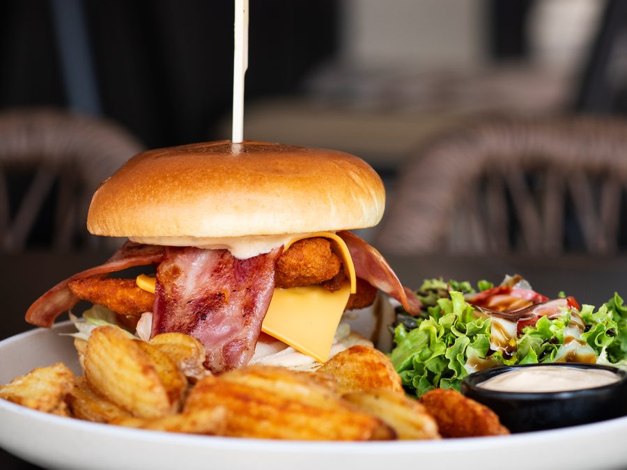 Χειροποίητο burger με πατάτες και σαλάτα