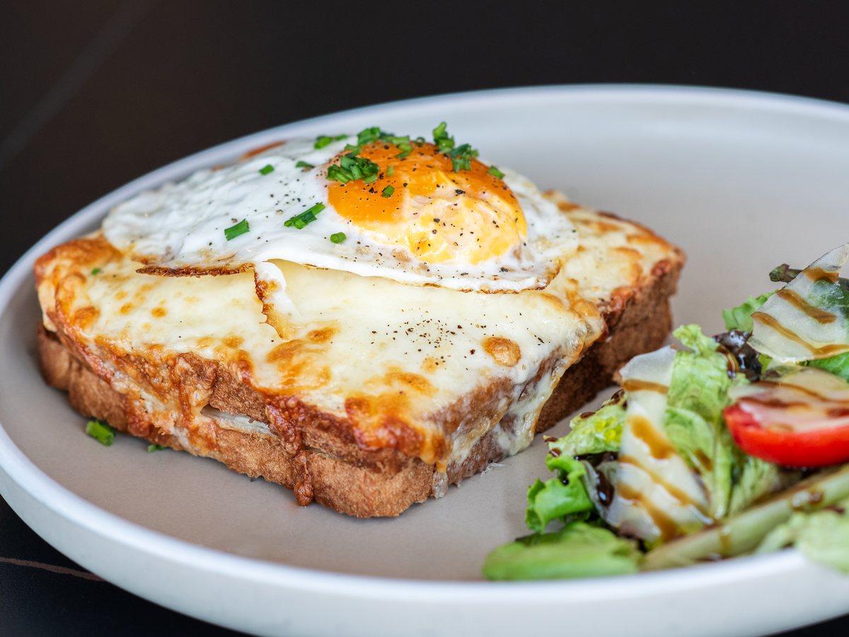 Croque madame με τηγανητό αυγό και πράσινη σαλάτα στο PanTony