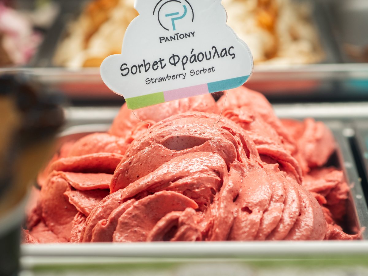 Sorbet φράουλας στη βιτρίνα παγωτού του PanTony με επώνυμη ετικέτα γεύσης
