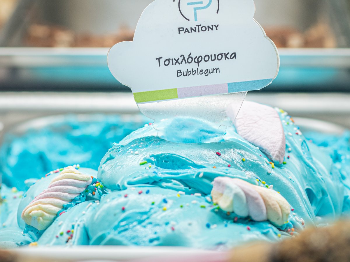 Παγωτό τσιχλόφουσκα στη βιτρίνα του PanTony με ζαχαρωτά