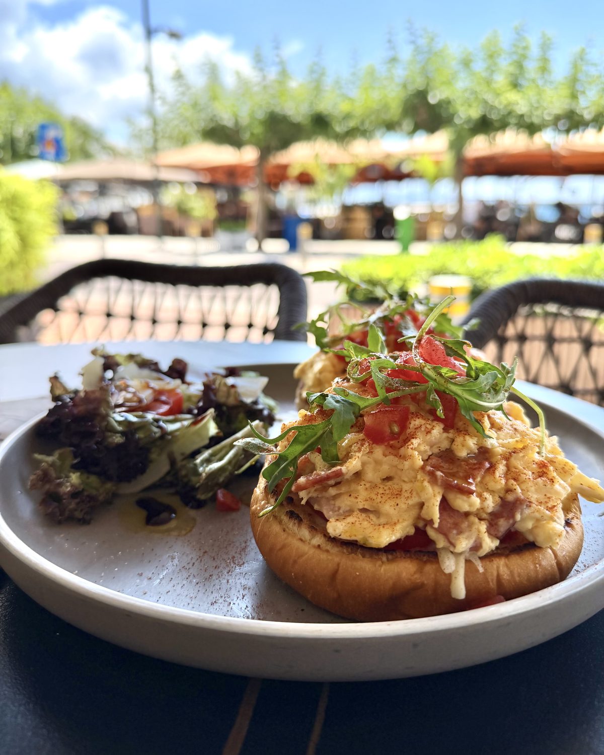 Brunch με θέα στην παραλία από τη βεράντα του PanTony Καλαμάτα